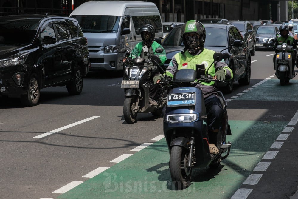 Pengemudi ojek daring Gojek melintas di Jakarta, Kamis (21/5/2026)./Bisnis-Fanny Kusumawardhani