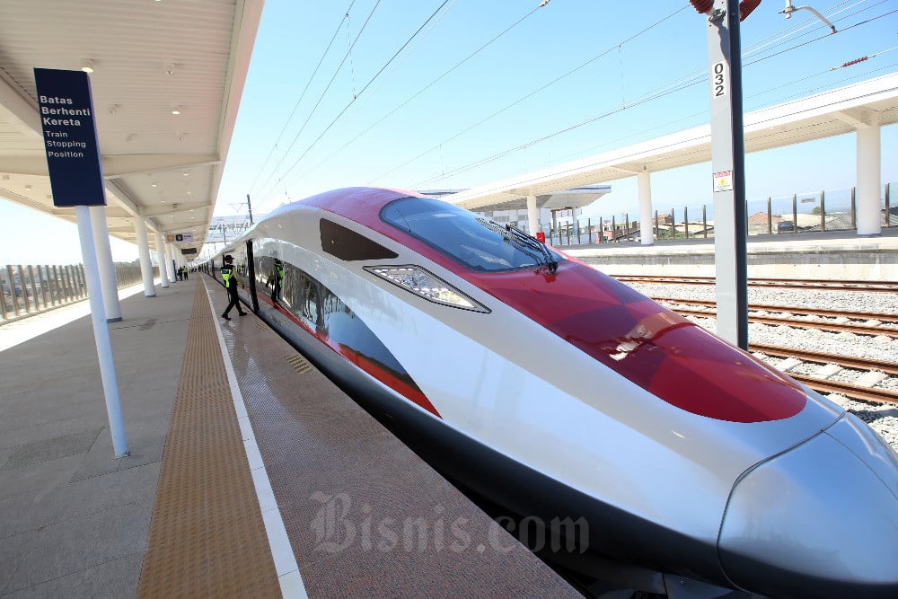 Rangkaian Electric Multiple Unit (EMU) Kereta Cepat Jakarta-Bandung (KCJB) saat berada di Stasiun KCJB Padalarang, Kabupaten Bandung Barat, Jawa Barat, Rabu (13/9/2023). Bisnis/Rachman