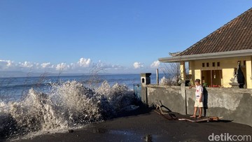 Gelombang Pasang Tinggi Hantam Pesisir Bali, Permukiman Warga di Monggalan Terancam Abrasi
