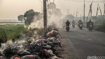 Tumpukan Sampah Liar di Babelan Bekasi Meluber, Pengendara Keluhkan Kemacetan dan Bau Tak Sedap