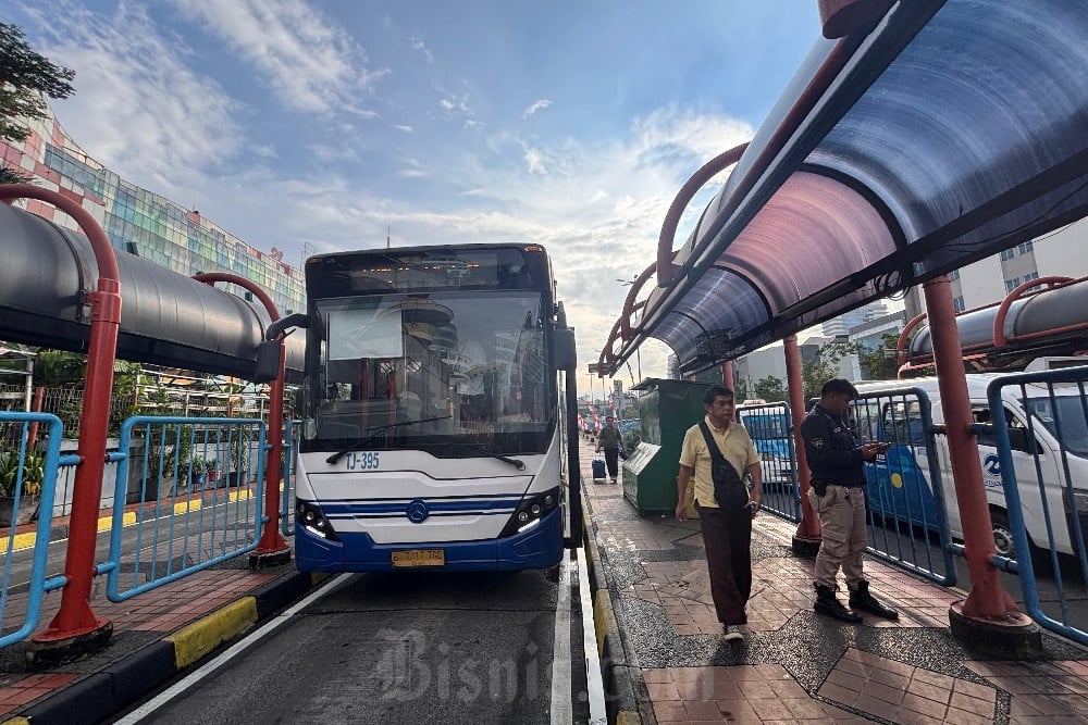 Bus Transjabodetabek trayek T31 Blok M - Pantai Indah Kapuk (PIK) 2 yang berada di Lajur 5 Terminal Blok M, Jakarta Selatan, Sabtu (24/5/2025) / BISNIS - Jessica Gabriela Soehandoko