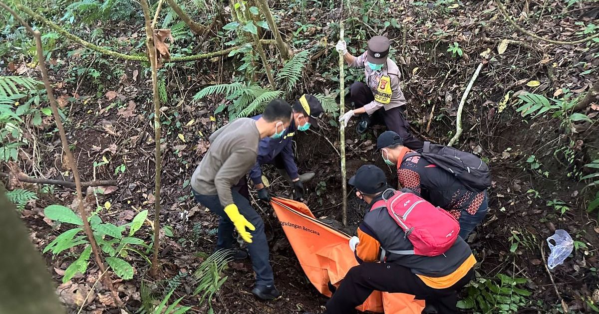 Petugas mengevakuasi mayat yang ditemukan di tengah Hutan Sangyang, Banjar Dinas Gunung Sari Umakayu, Desa Jatiluwih, Kecamatan Penebel, Kabupaten Tabanan, Bali, Minggu (25/6/2026).(Polres Tabanan.)