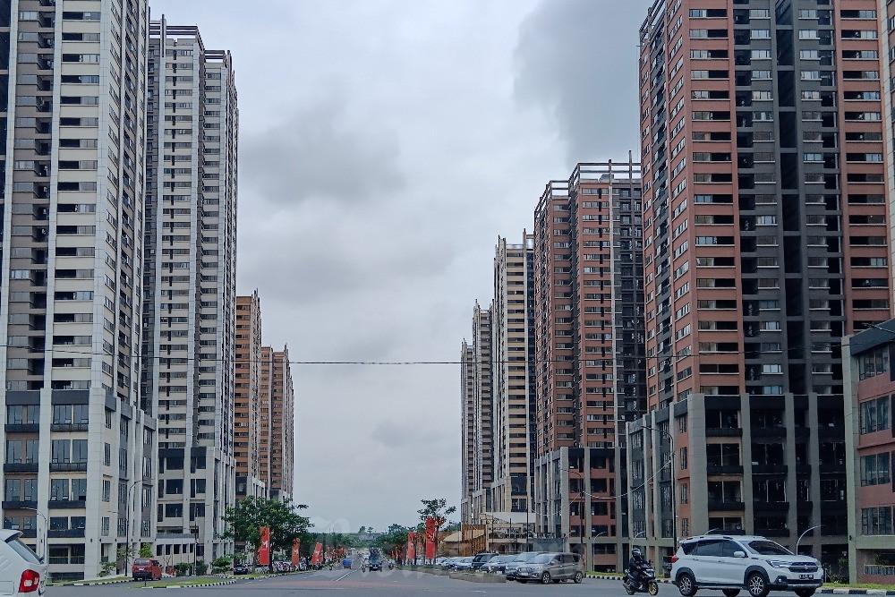 Kendaraan melintas di kompleks apartemen Meikarta di Kabupaten Bekasi, Jawa Barat, Selasa (27/1). Bisnis/Abdurachman