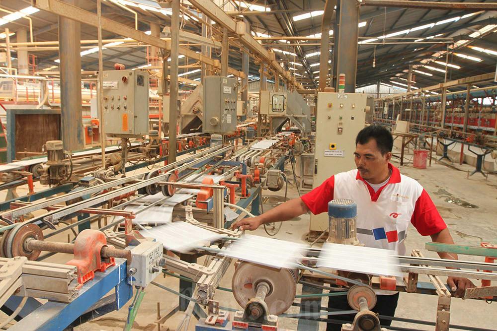 Karyawan mengawasi mesin proses pembuat keramik di pabrik milik PT Arwana Citramulia Tbk di Pasar Kemis, Tanggerang. Bisnis/Nurul Hidayat