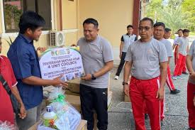 Kapolres Parigi Moutong AKBP Hendrawan A.N menyerahkan bantuan sosial sarana pertanian kepada kelompok tani di daerah setempat. ANTARA/HO-Polres Parigi Moutong