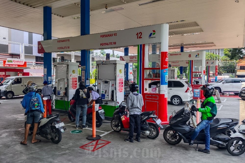 Sejumlah kendaraan antre untuk melakukan pengisian BBM disalah satu Stasiun Pengisian Bahan Bakar Umum (SPBU) di Jakarta, Selasa (22/7/2025)./Bisnis-Eusebio Chrysnamurti