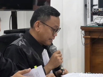 Tangis Pengacara Bela Nikita Mirzani: Kasihan Anak-anak Kehilangan Ibu. (Foto: Muhammad Ahsan Nurrijal)
