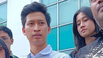 Keisya Levronka temani Lexi hadiri sidang perdana gugatan ke kampus. Foto: Febryantino/detikcom