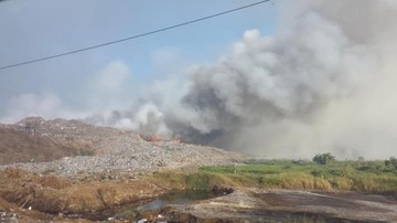 Kebakaran Hebat di TPA Jatiwaringin Meluas, Pemadam Kewalahan Hadapi Api di Area Tengah