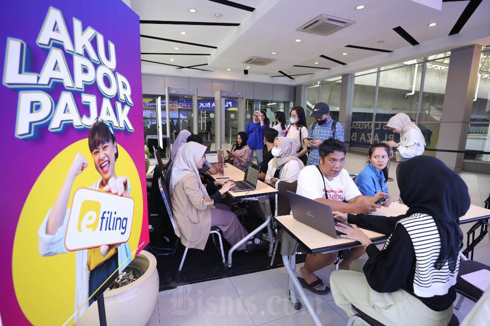 Petugas melayani wajib pajak di salah satu kantor pelayanan pajak pratama di Jakarta. Bisnis/Eusebio Chrysnamurti