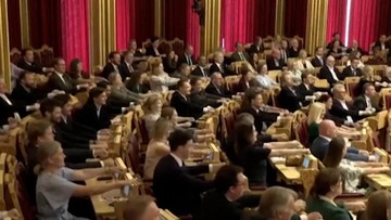 Unik, Anggota Parlemen Norwegia Kompak Lakukan 'Viking Row' Dukung Tim Nasional Sepak Bola