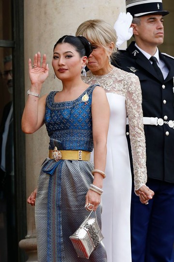 Raja Thailand dan rombongan menghadiri jamuan resmi yang digelar Presiden Prancis di Elysee Palace, Paris. (Foto: REUTERS/Abdul Saboor)