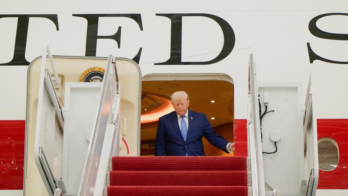 Foto: Presiden Amerika Serikat (AS) Donald Trump memamerkan pesawat kepresidenan Air Force One terbarunya. Jet jumbo yang dulunya milik pemerintah Qatar ini telah dikonversi menjadi pesawat resmi kepresidenan AS, Jumat (19/6/2026). (REUTERS/Elizabeth Frantz)