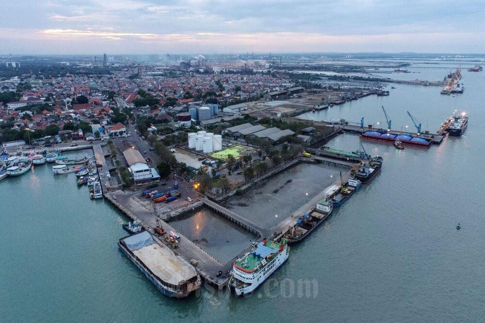 Foto udara suasana di Pelabuhan Gresik, Jawa Timur, Jumat (9/9/2022). rnHingga Agustus 2022, Pelabuhan Gresik telah melayani sebanyak 4.685 kunjungan kapal dalam negeri dan 433 kapal luar negeri. JIBI/Bisnis/Eusebio Chrysnamurti