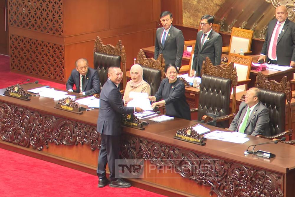 Wakil Ketua Badan Anggaran (Banggar) DPR Wihadi Wijanto menyampaikan Laporan Banggar DPR atas Hasil Pembahasan Pembicaraan Pendahuluan RAPBN 2027 dan Rencana Kerja Pemerintah Tahun 2027 kepada Ketua DPR Puan Maharani dalam Rapat Paripurna DPR ke-23 Masa Persidangan V Tahun Sidang 2025-2026, Kamis (2/7/2026). / dok. TVR Parlemen