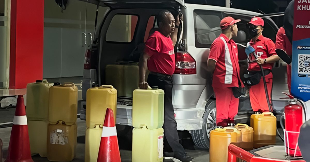 Foto: Viral mobil APV mengisi 30 jeriken Pertamax di SPBU Taman Griya, Jalan Bypass Ngurah Rai, Jimbaran, Kuta Selatan, pada Rabu (1/7/2026). (Tangkapan layar Thread @mahenmedawry yang telah dihapus)