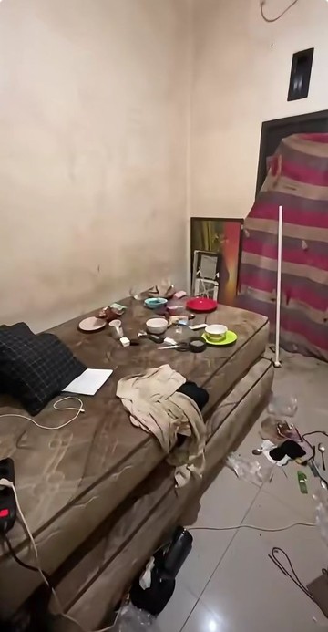 Viral wanita ungkap kamar kumuh penuh sampah. Tak hanya jorok, pria itu juga kabur dan nekat menjual motor pemilik rumah.Foto: Dok. Instagram @_raara19.