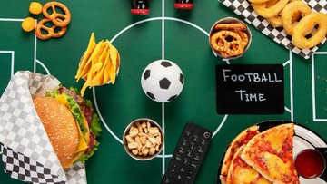 Kebiasaan makan saat nonton bola (Foto: Getty Images/bit245)