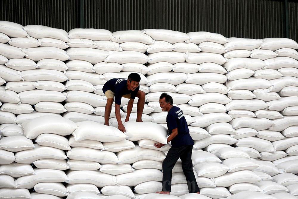 Buruh menata karung berisi beras di Gudang Bulog Divre Jawa Barat di Gedebage, Bandung, Jawa Barat. Bisnis/Rachman