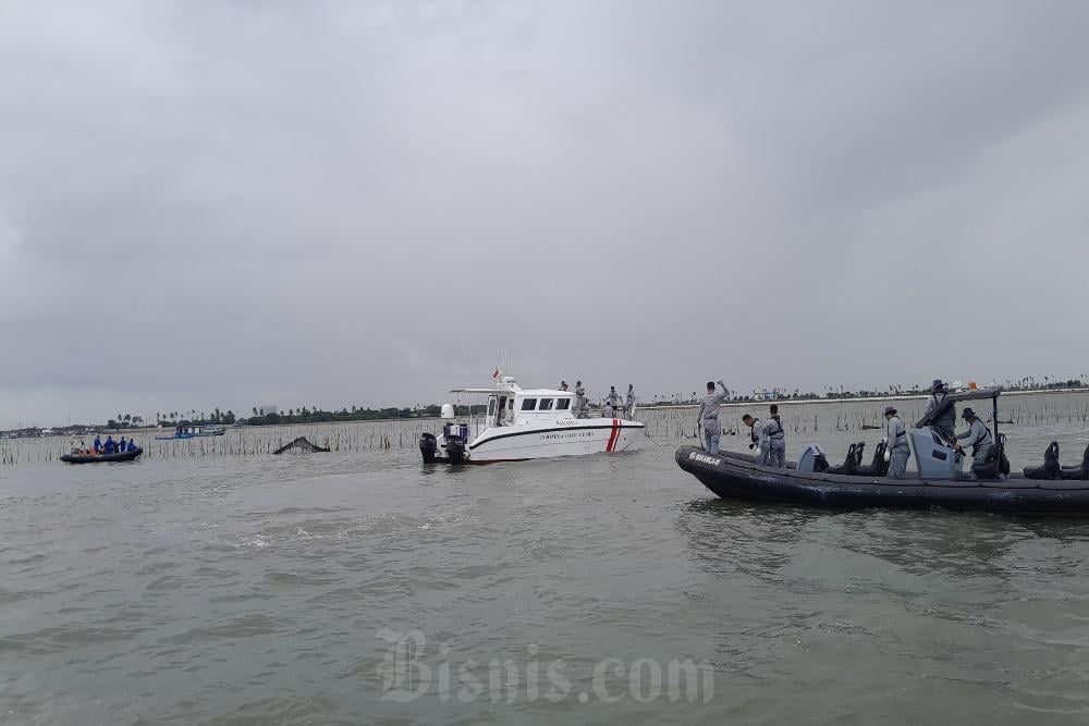 Kementerian Kelautan dan Perikanan (KKP) bersama dengan TNI AL serta sejumlah kementerian/lembaga lain saat melakukan pembongkaran pagar laut di wilayah pesisir utara Tangerang, Banten, Rabu (22/1/2025)./Bisnis-Alifian Almaasyi