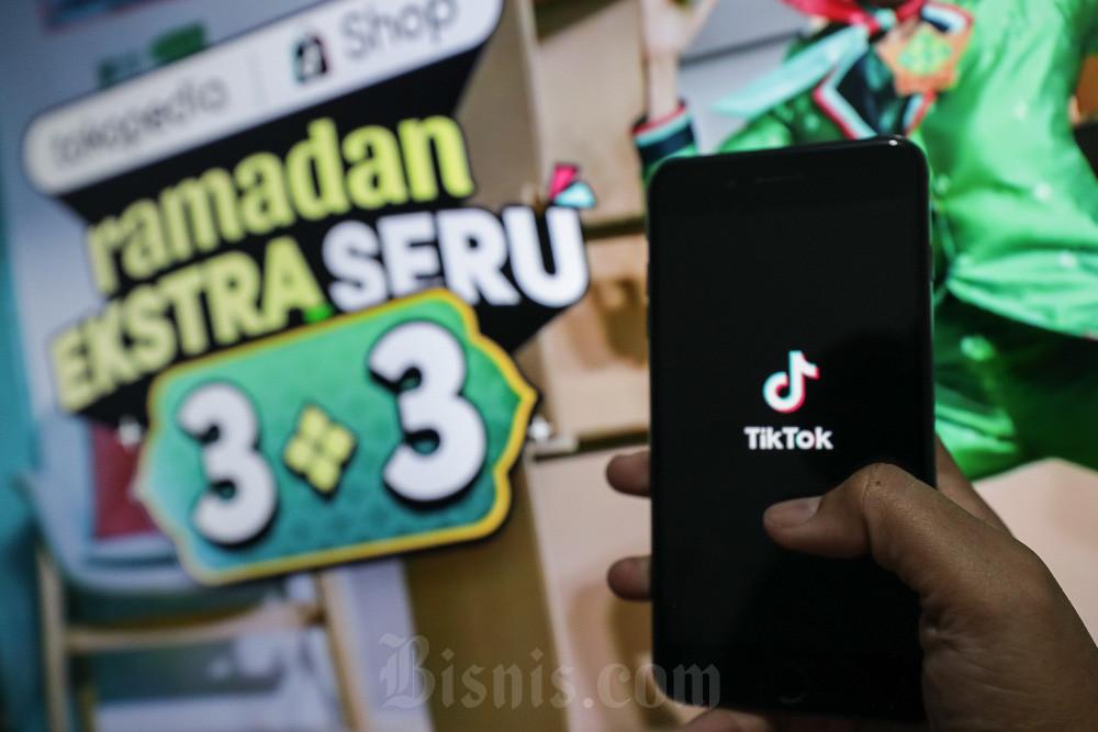 Warga mengakses aplikasi Tiktok di Jakarta. Bisnis/Fanny Kusumawardhani