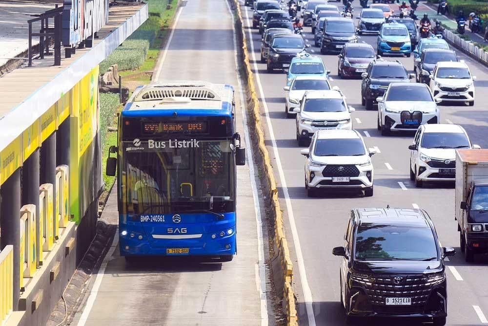 Bus listrik Transjakarta melintas di kawasan senayan, Jakarta, Senin (19/5/2025). Bisnis/Robby Fathan
