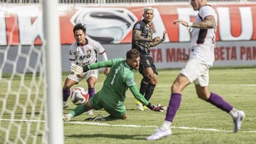 Persik Kediri Resmi Akhiri Kontrak Kiper Asing Leonardo Navacchio Setelah Dua Musim