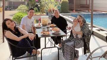 Ayu Ting Ting dan Kevin terlihat menghabiskan waktu bersama pada akhir pekan kemarin. Foto: dok instagram Umi Kalsum