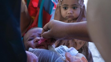Petugas mengukur lingkar kepala anak balita di Posyandu Lamasa, Kota Kendari, Sulawesi Tenggara, Senin (6/7/2026). Foto: ANTARA FOTO/Andry Denisah