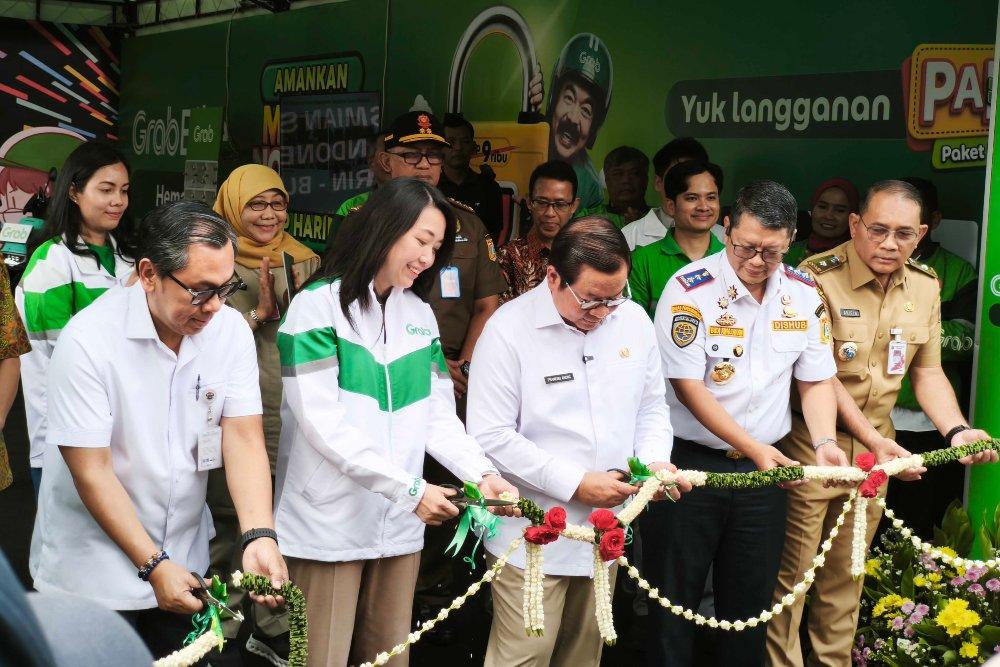 Gubernur DKI Jakarta, Pramono Anung dan jajaran Pemprov DKI serta Grab Indonesia saat meresmikan Shelter Grabbike Wisma Kosgoro, Jakarta Pusat, Selasa (7/7/2026). Bisnis/Muhammad Sulthon S.K.