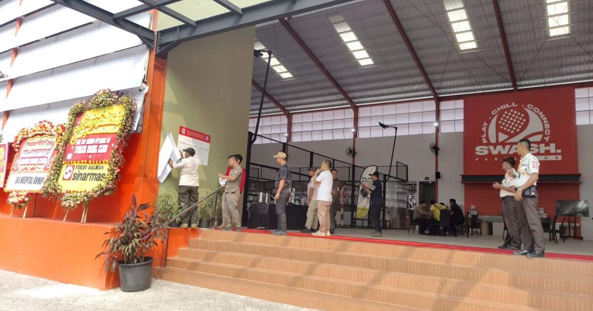 Satuan Polisi Pamong Praja (Satpol PP) Kota Tangerang Selatan menyegel fasilitas olahraga Swash Padel Club.