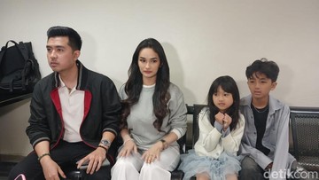 Kevin, Faby Marcelia dan anak-anaknya saat ditemui di kawasan Trans TV, Jakarta Selatan. Foto: Febri/detikhot