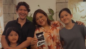 Iko Uwais bersyukur karena istrinya, Audy Item, mengandung buah hati ketiganya.  Foto: Instagram/@audyitem