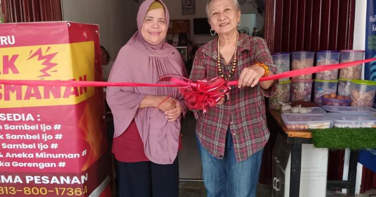 Aktris senior Yatti Surachman meresmikan pembukaan Kedai Seblak Prasmanan dan Ayam Penyet Sambel Ijo Gacorr di Cipayung, foto: istimewa