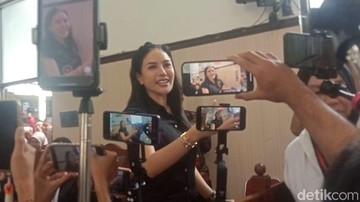 Nikita Mirzani di Pengadilan Negeri Jakarta Selatan saat menghadiri sidang vonis kasus pemerasan. Foto: Muhammad Ahsan Nurrijal/detikcom