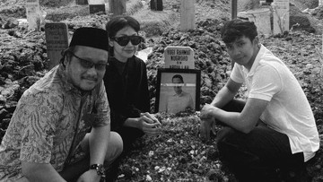 Aktris senior Windy Wulandari yang dikenal kerap memerankan karakter antagonis mengabarkan berita duka, ayah putranya, Arie Nugroho yang bernama Yogi Rahmat Nugroho, meninggal dunia melalui akun Instagram pribadinya dilihat pada Rabu (8/7/2026). Yogi meninggal pada Senin (6/7). Foto: Instagram Story @windyario / @ariee7