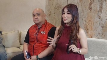 Diduga istri siri Vicky Prasetyo dan pengacara saat ditemui di kawasan Jakarta. Foto: Ahsan/detikHOT