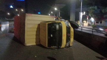 Truk Boks Terguling di Kuningan, Kemacetan Parah Landa Arus Lalu Lintas Jakarta Selatan