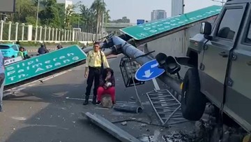 Mobil Dinas TNI Terlibat Kecelakaan di Exit Tol Slipi, Tiang Rambu Roboh dan Macet Parah Dekat Gedung Parlemen