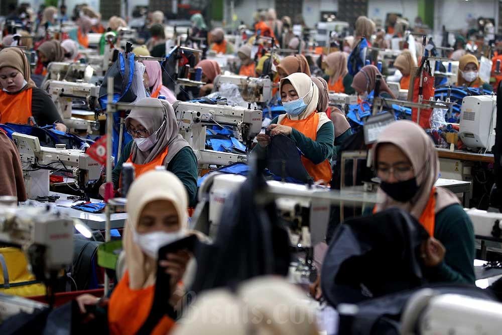Karyawan beraktivitas di salah satu pabrik di Jawa Barat. Bisnis/Bisnis