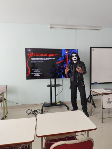 Viral! Mahasiswa DKV Telkom Purwokerto Sidang Tugas Akhir Bergaya Black Metal. Foto: Dok. pribadi Aditya Tama Isdiarto.