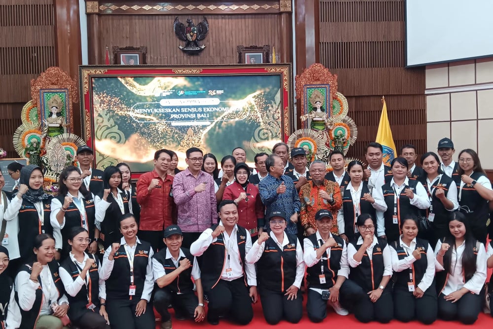 Foto bersama Kepala BPS RI Amalia Adininggar Widyasanti (tengah), Gubernur Bali Wayan Koster, Kepala BPS Bali Agus Gede Hendrayana Hermawan dan petugas sensus ekonomi di Bali, pada acara penandatanganan Penguatan Komitmen Bersama Menyukseskan Sensus Ekonomi 2026 (SE2026) pada Sabtu (11/9/2026) di Kantor Gubernur Provinsi Bali.