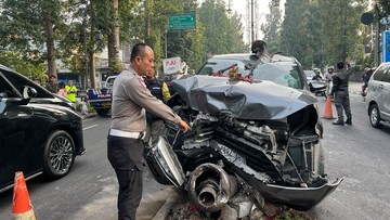 Minibus Maut di Dago: Tabrak Tiang PJU, Dua Penumpang Diduga Kabur Tinggalkan Jejak Kerusakan