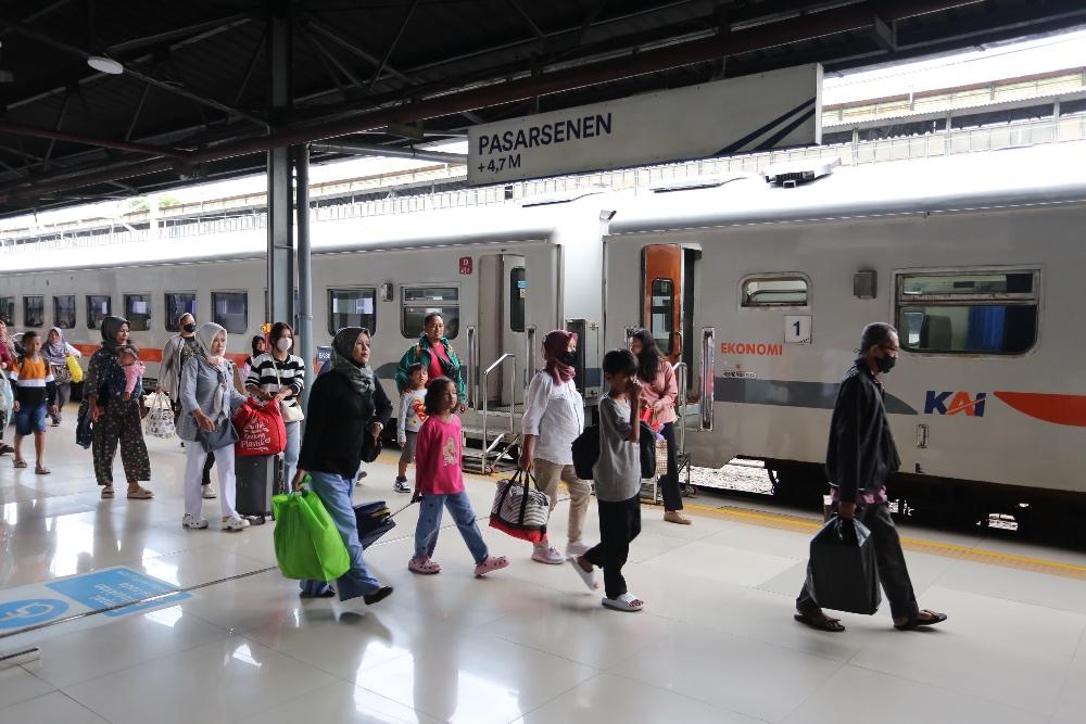 Orang tua dan anaknya berwisata pada libur sekolah menggunakan kereta api. /KAI