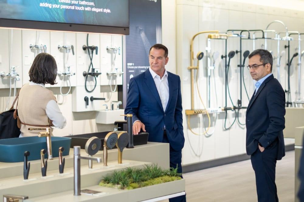David Kohler, CEO & President Kohler Co., dan Kamol Lertsattha, President Kohler Kitchen & Bath Asia Pacific mengamati ruang pamer eksklusif pertama Kohler di Jakarta, Jumat (3/10/2024) - Foto Kohler