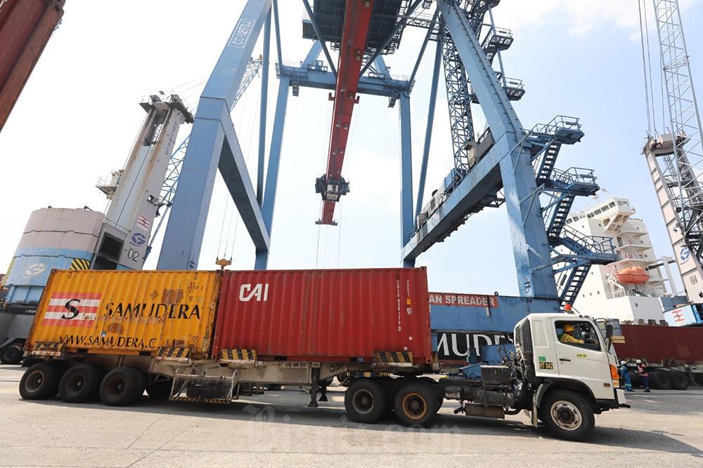 Suasana aktivitas bongkar muat peti kemas di Pelabuhan Tanjung Priok, Jakarta, Sabtu (3/8). Bisnis/Eusebio Chrysnamurti