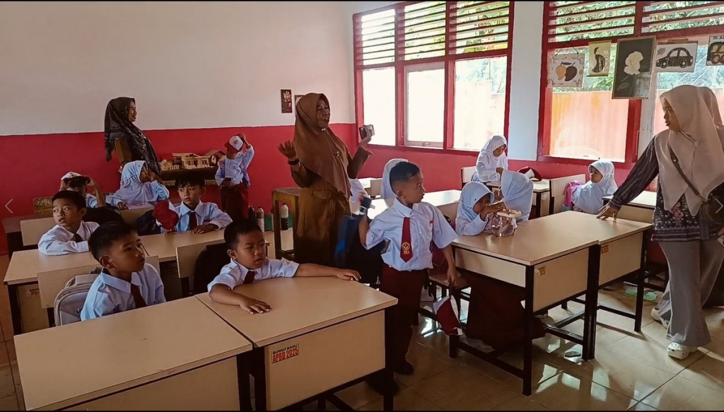 Murid baru di SDN 106 Sungai Binjai berebut bangku di depan kelas. Metro TV/Heru Kristiaji)