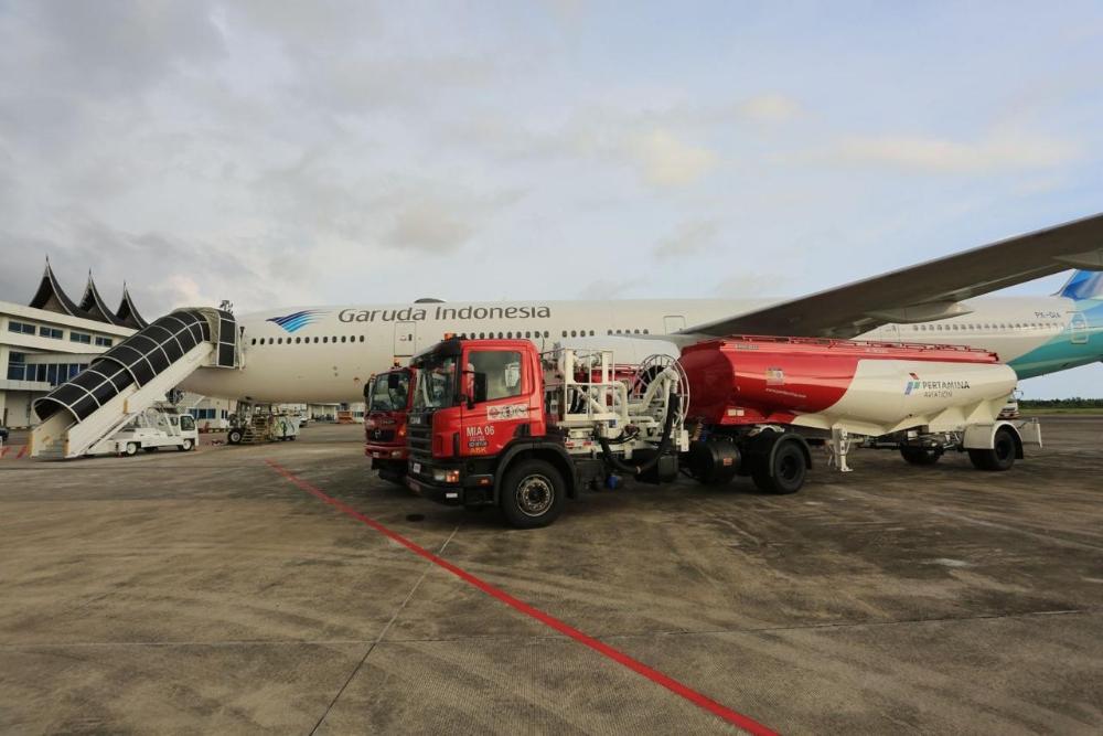Proses pengisian avtur di maskapai penerbangan Garuda Indonesia di Bandara Internasional Minangkabau (BIM), Kabupaten Padang Pariaman, Sumatra Barat, Kamis (23/4/2026). dok Humas Pertamina
