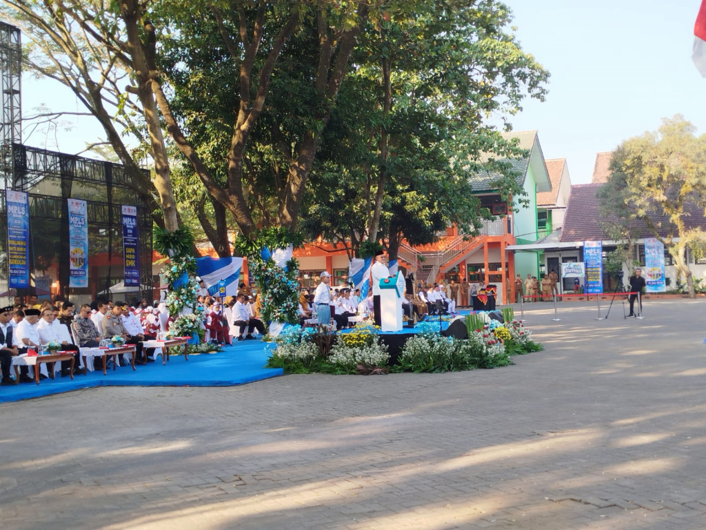 Mendikdasmen Abdul Muti saat membuka MPLS Ramah 2026 secara nasional di SMKN 2 Singosari. MTVN/Daviq Umar A Faruq