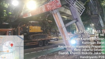 Truk Alat Berat Tabrak JPO Tendean, Struktur Kritis Nyaris Roboh Akibat Ulah Pengangkut Ekskavator